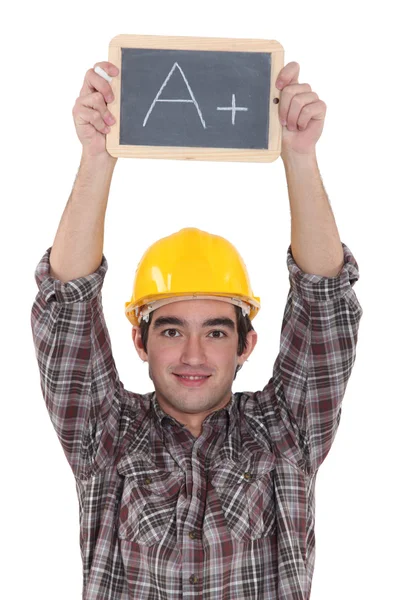 Un trabajador de la construcción sosteniendo una pizarra . —  Fotos de Stock