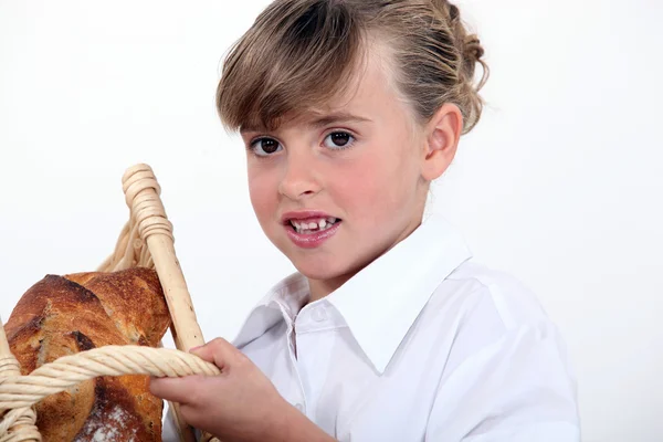 Menina com uma cesta de pão — Fotografia de Stock