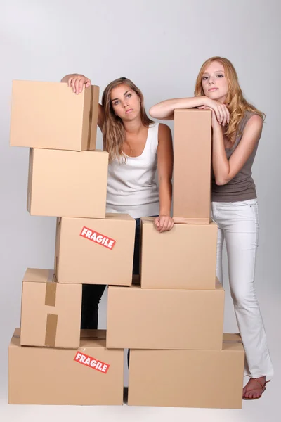Twee vrouwelijke vrienden verhuizen — Stockfoto