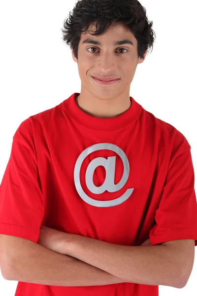 Kırmızı gömlek ve Internet simgesi olan çocuk — Stok fotoğraf