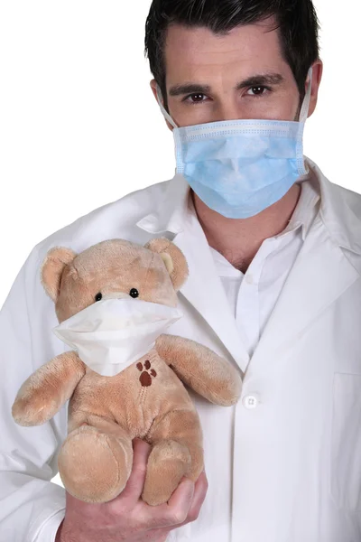 Ιατρική μάσκα και αρκουδάκι — Φωτογραφία Αρχείου