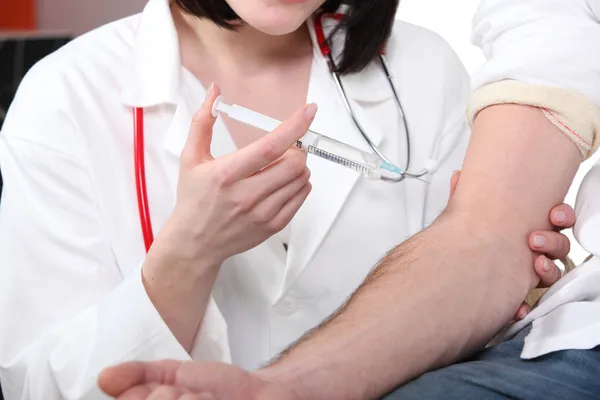 Doctor giving a patient an injection — Stock Photo, Image