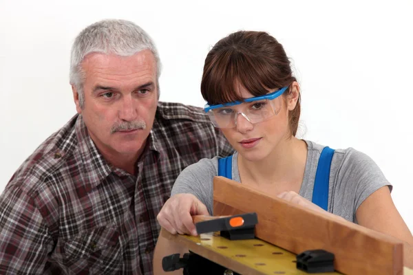 Un homme de métier expérimenté supervisant son apprenti — Photo