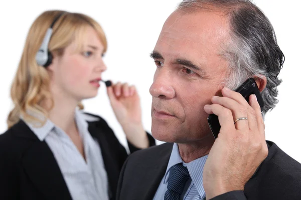 Zakenmensen die telefoongesprekken voeren — Stockfoto