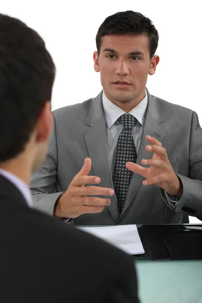 Zakenman iets uit te leggen aan een collega — Stockfoto