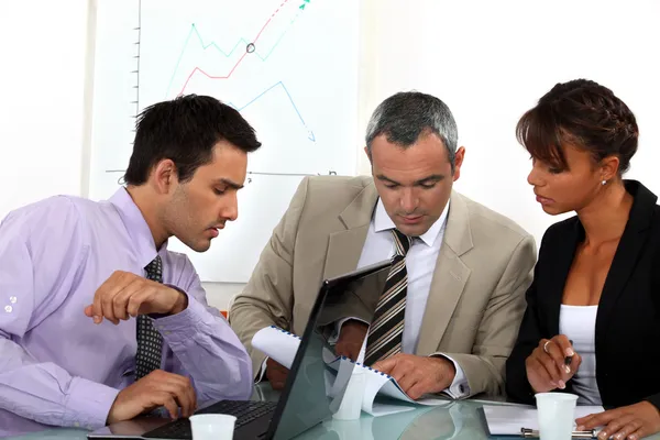 Colleghi che lavorano insieme a un progetto — Foto Stock