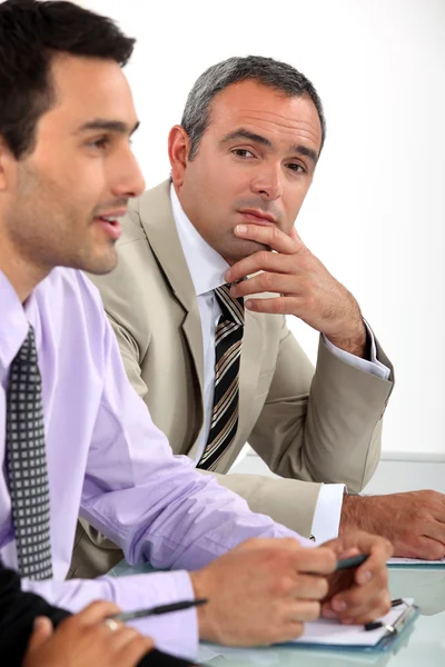 Zwei Männer saßen auf Interview-Podium — Stockfoto