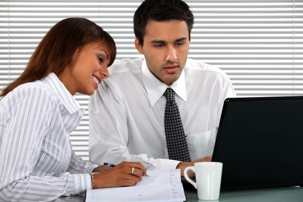 Negocios, socios trabajando sobre el café — Foto de Stock