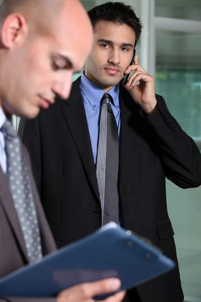 Empresário a atender um telefonema — Fotografia de Stock