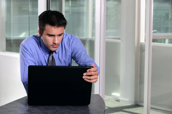 Homme d'affaires avec un ordinateur portable — Photo