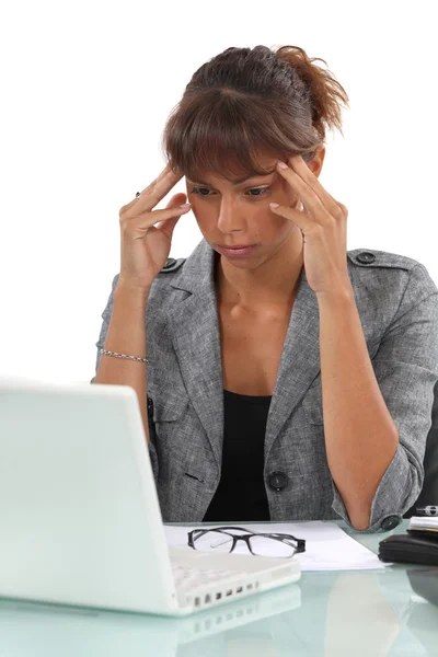 Vrouw die lijden aan een hoofdpijn — Stockfoto