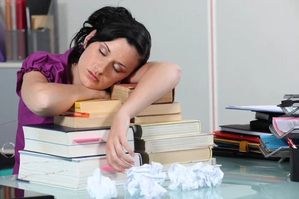 Mujer durmiendo en sus libros — Foto de Stock