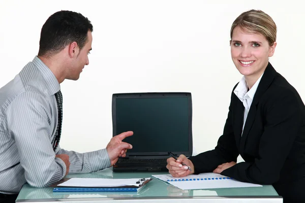 Collega's die werken in het kantoor — Stockfoto