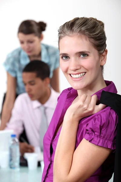 Femme heureuse au travail — Photo