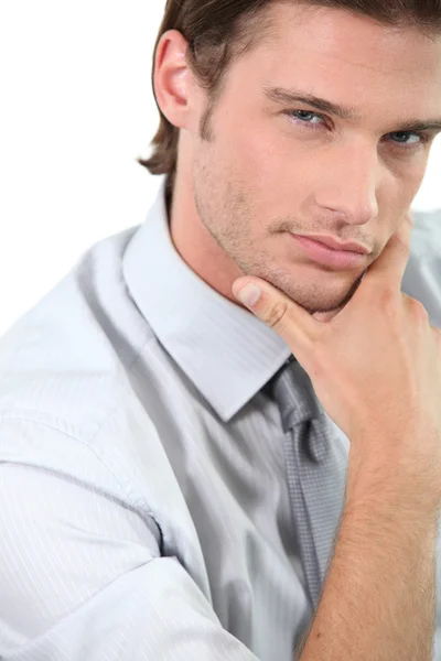 Joven hombre de negocios sosteniendo barbilla — Foto de Stock