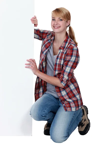 Mujer sosteniendo un tablero dejado en blanco para su mensaje — Foto de Stock