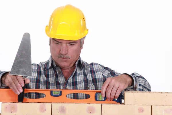 Tradesman utilizzando un livello di bolla — Foto Stock