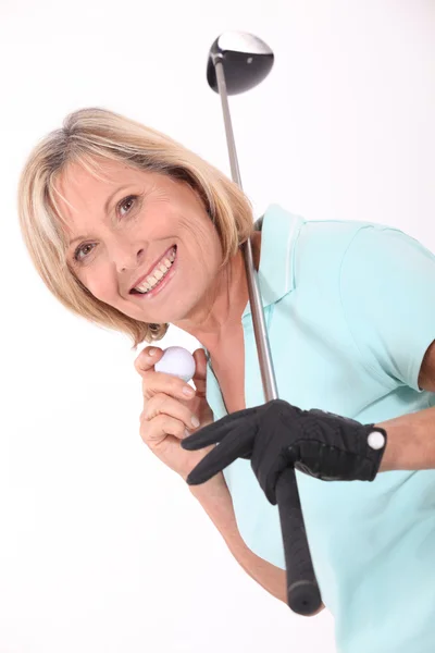 Mujer mayor jugando al golf — Foto de Stock