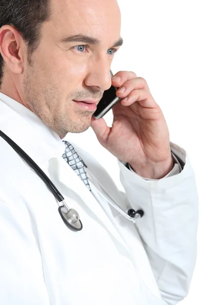 Doctor on phone smiling — Stock Photo, Image