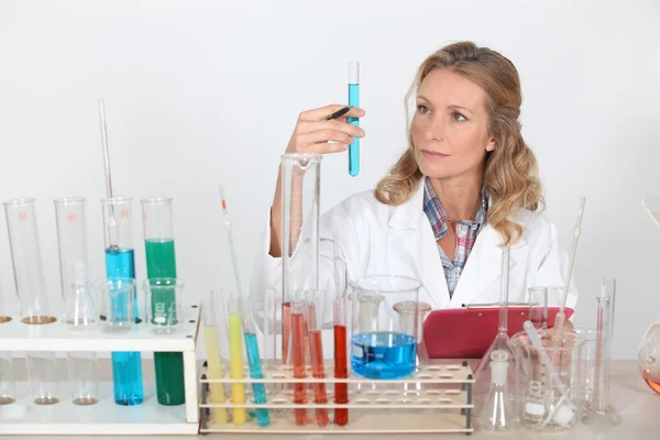 Retrato de un asistente de laboratorio — Foto de Stock