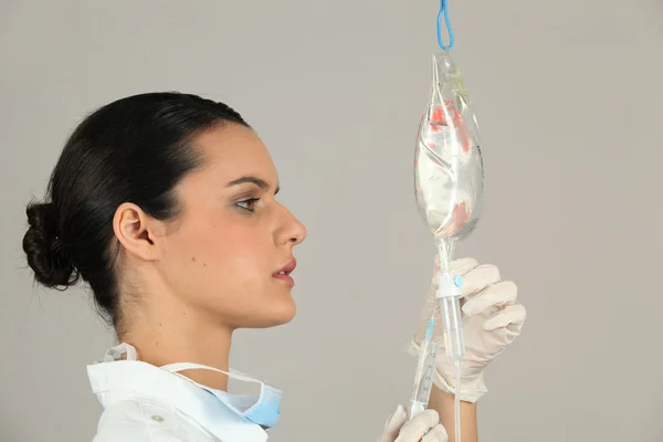 Krankenschwester mit intravenösem Tropf — Stockfoto