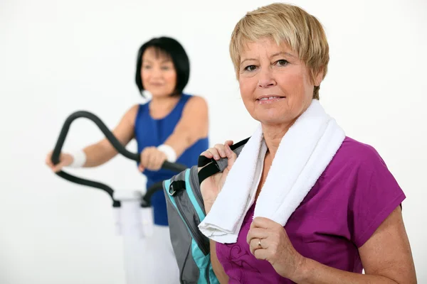 Zwei Frauen mittleren Alters im Fitnessstudio — Stockfoto