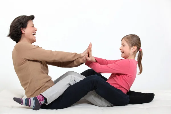 Moeder speelt met dochter — Stockfoto