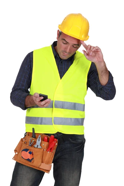 Travailleur de la construction envoi de SMS — Photo