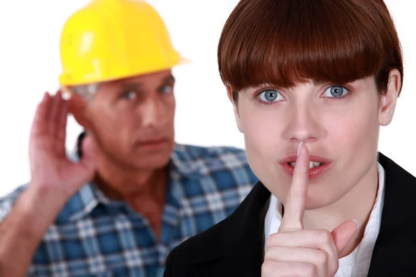 Feminino trabalhador de escritório fazendo gesto shush — Fotografia de Stock