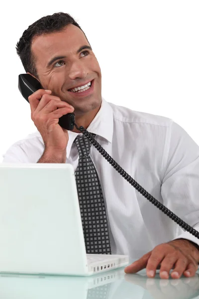 Trabalhador de escritório falando ao telefone — Fotografia de Stock