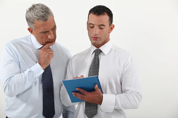 Dos empleados repasando contrato — Foto de Stock