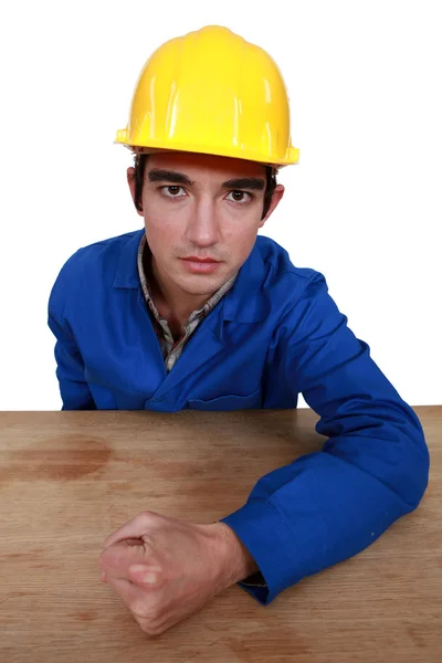 Builder slå tabellen med knytnäve — Stockfoto