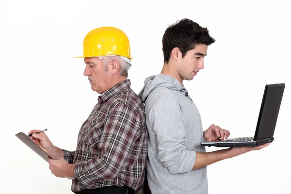 Arbeider stond rug aan rug met tiener — Stockfoto