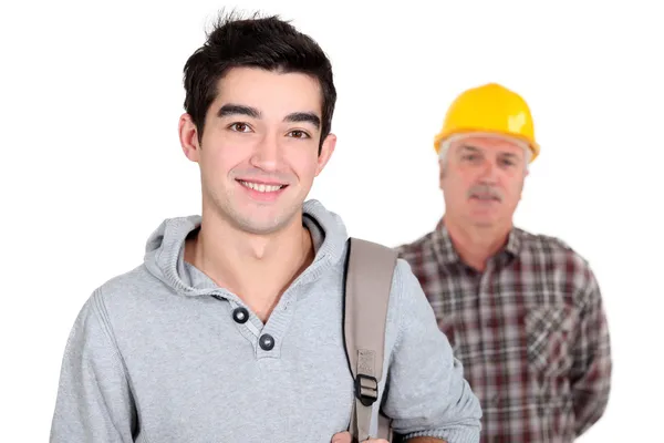 Joven parado junto a un trabajador experimentado — Foto de Stock