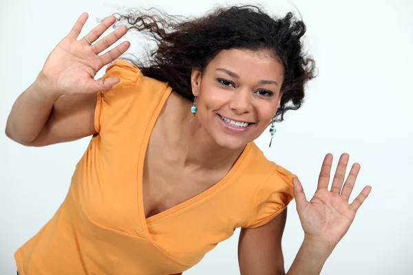 Gelukkige vrouw verhogen handen — Stockfoto