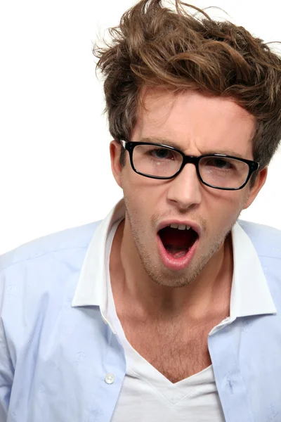 Homem de óculos bocejando — Fotografia de Stock