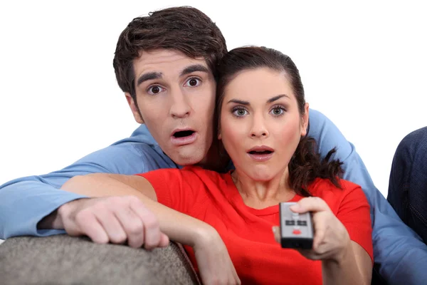 Paar starrt ungläubig auf den Bildschirm — Stockfoto