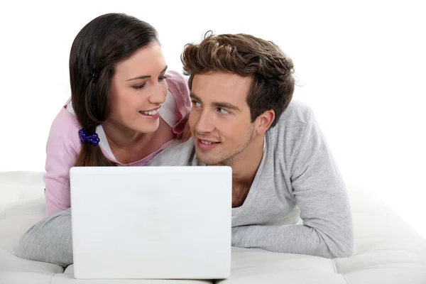 Casal navegando na internet — Fotografia de Stock