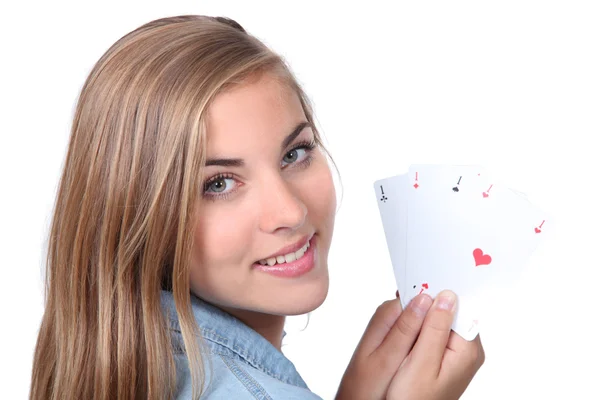 Jovem segurando quatro ases — Fotografia de Stock