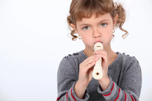 Menina tocando flauta — Fotografia de Stock