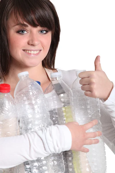 Vrouw recycleert plastic flessen — Stockfoto