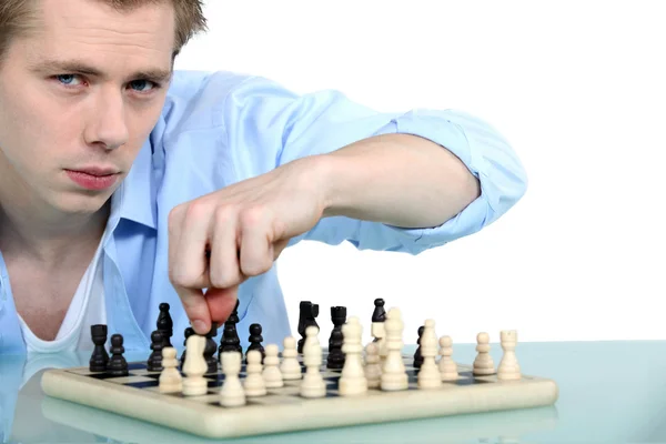 Uomo che paga gli scacchi — Foto Stock