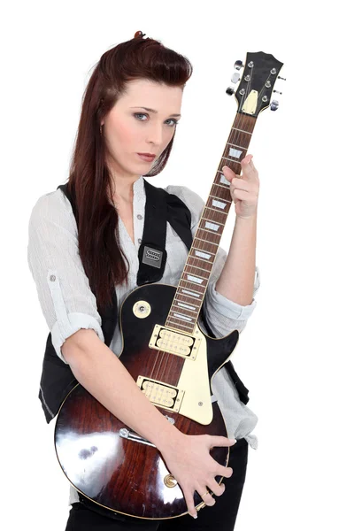 Brunette poseren met elektrische gitaar — Stockfoto