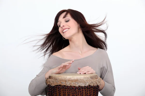 Mulher tocando bongo — Fotografia de Stock