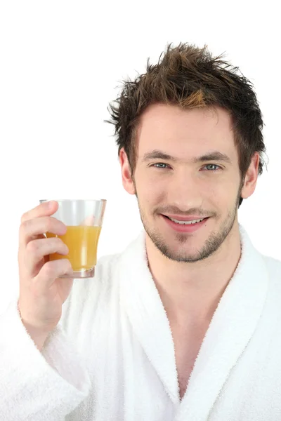 Portakal suyu ile adam — Stok fotoğraf
