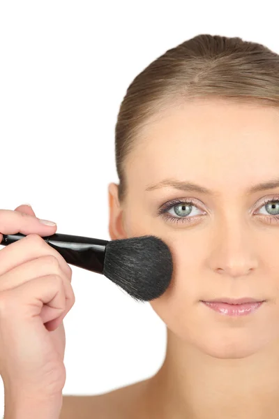 Kvinna tillämpar make-up med borste — Stockfoto