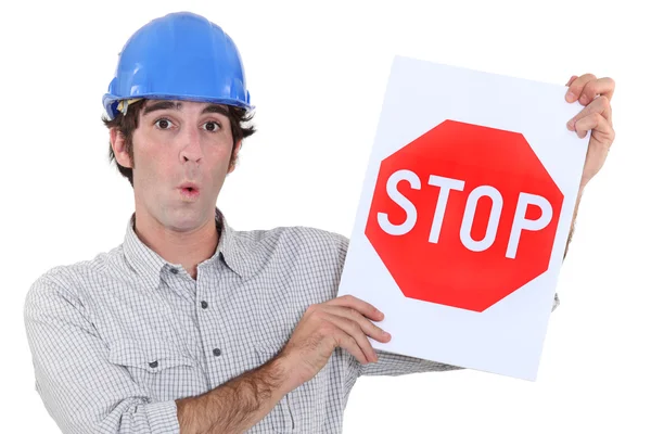 Un trabajador de la carretera sosteniendo una señal de stop . — Foto de Stock