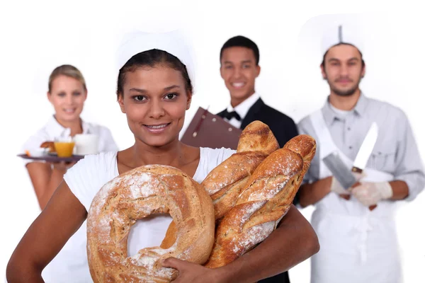 Jonge bakkerij verkoop meisje en personeel van voedsel en horeca — Stockfoto