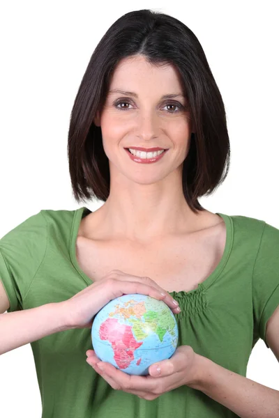 Donna che tiene piccolo globo — Foto Stock