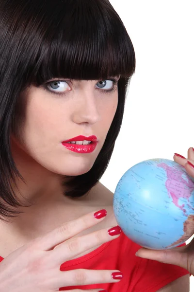 Portret van een vrouw met globe — Stockfoto